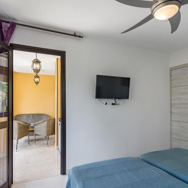 Amazing 3 bedroom apartment on the first line of the best Las Americas beach, air conditioner and terrace ocean view - Apartamento de 3 dormitorios - 14
