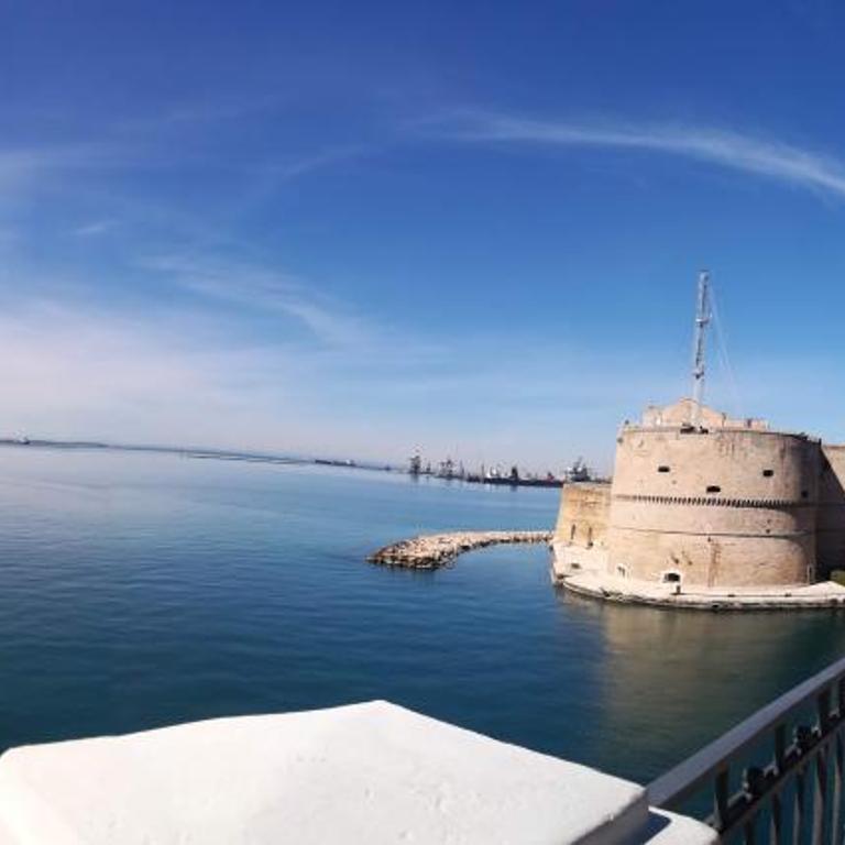 VIRGILIO APARTMENT 3 TARANTO-Posto auto riservato GRATUITO - Two-Bedroom Apartment - 24