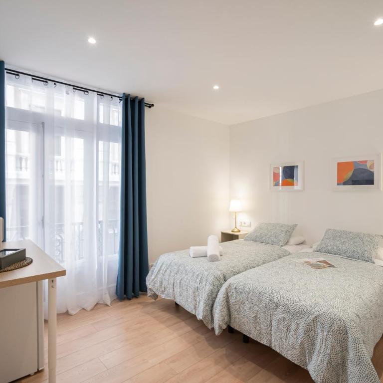 Room Plaza España - Twin Room with City View - 6