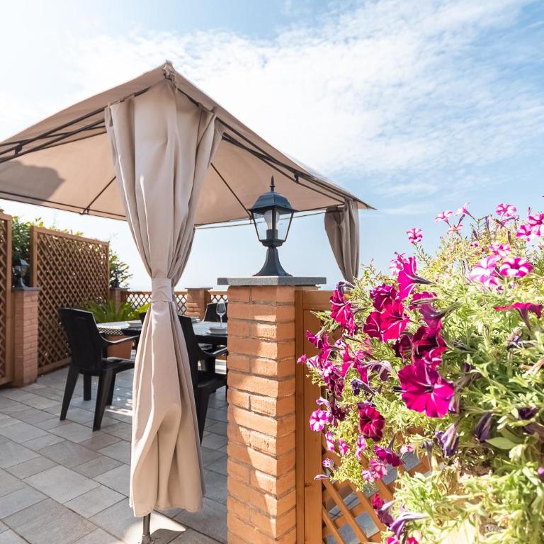 La Roccia Fiorita Appartamento con giardino e Jacuzzi - Casa con 1 Camera da Letto - 13