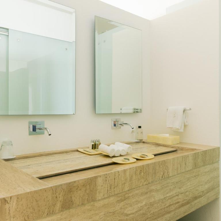 Encanto Acapulco - Suite con cama grande y balcón - 5