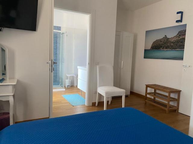 Blue Sea Rooms Apartment Cagliari - Double Room with Private Bathroom - 3