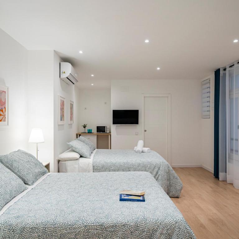 Room Plaza España - Family Room with Private Bathroom - 9
