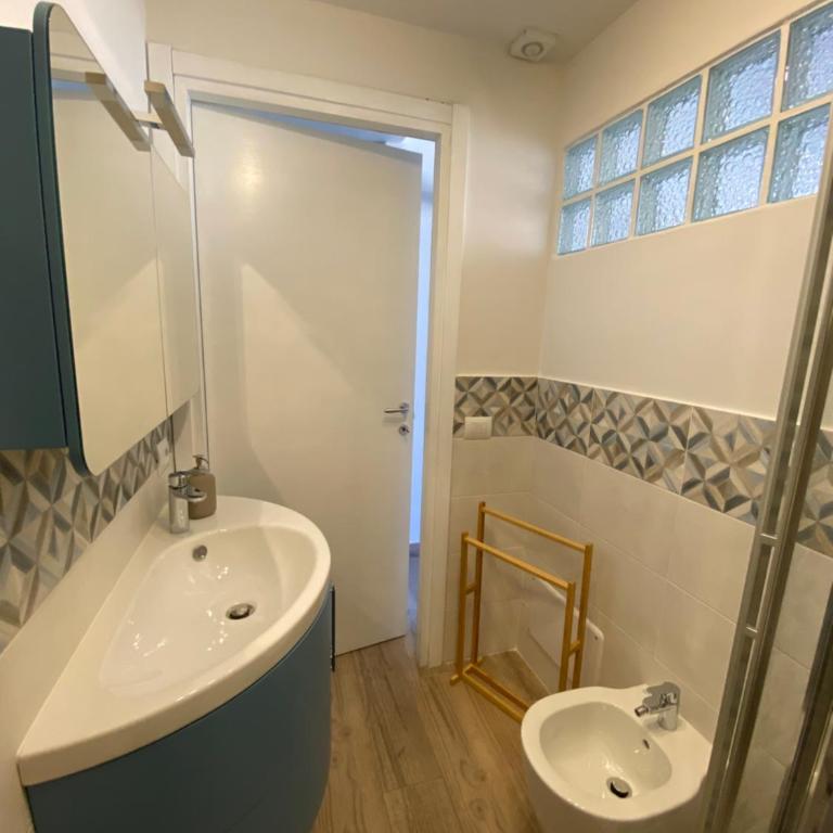 AdriHome - Camera Matrimoniale con Bagno Privato Esterno - 11