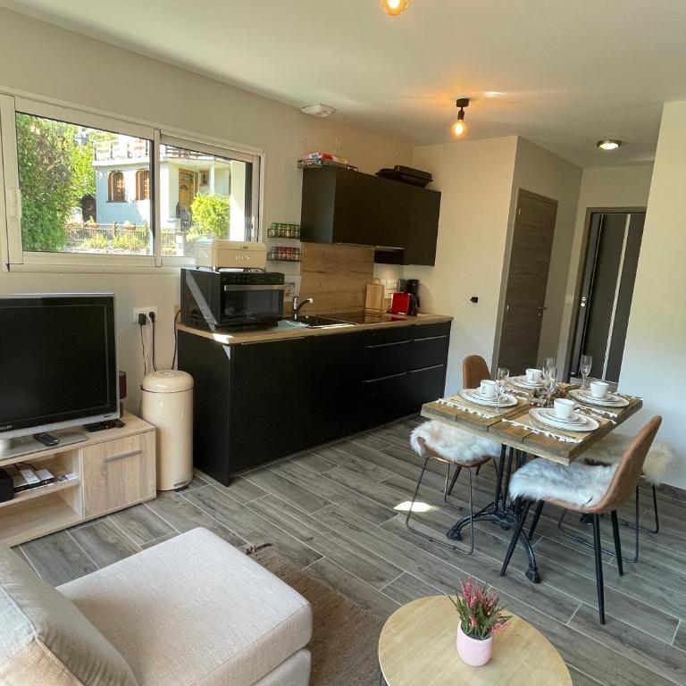 Clos du chapitre T2 - 2pers - Appartement 1 Chambre avec Balcon et Vue sur les Montagnes - 3