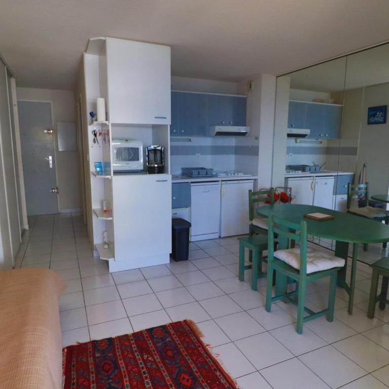 2 Pièces avec Terrasse 11m² à Sète - Résidence avec Piscine et WIFI - FR-1-472A-259 - Apartment - 3