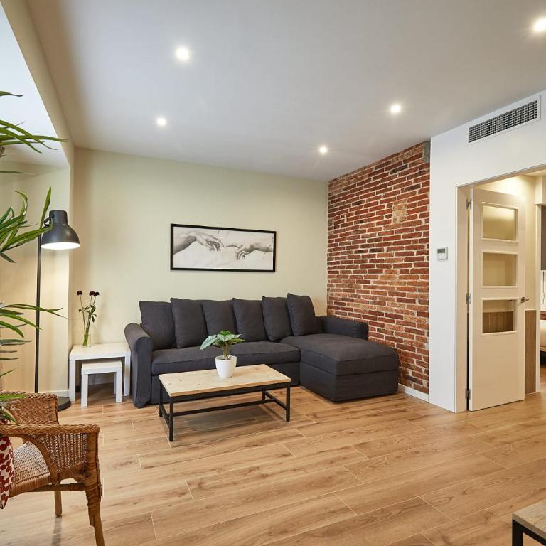 BBarcelona Sagrada Familia Flats - Four-Bedroom Apartment with balcony - 1