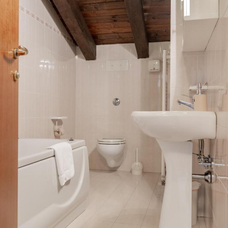 Hotel Villa Sara - Camera Quadrupla Comfort - 7