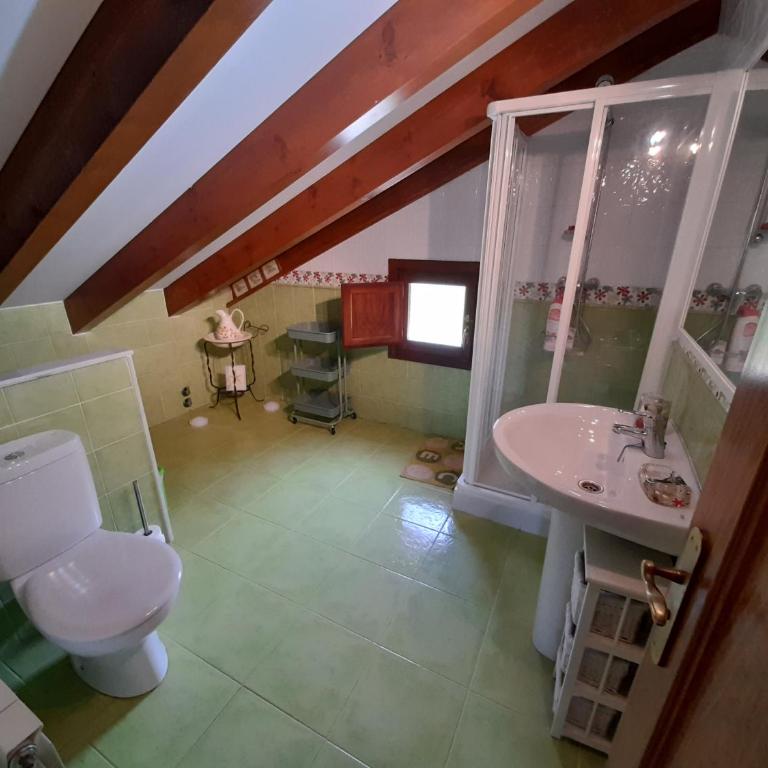 Gestiona2R - Casa Camelia con jardin, ideal familias - Three-Bedroom House - 32