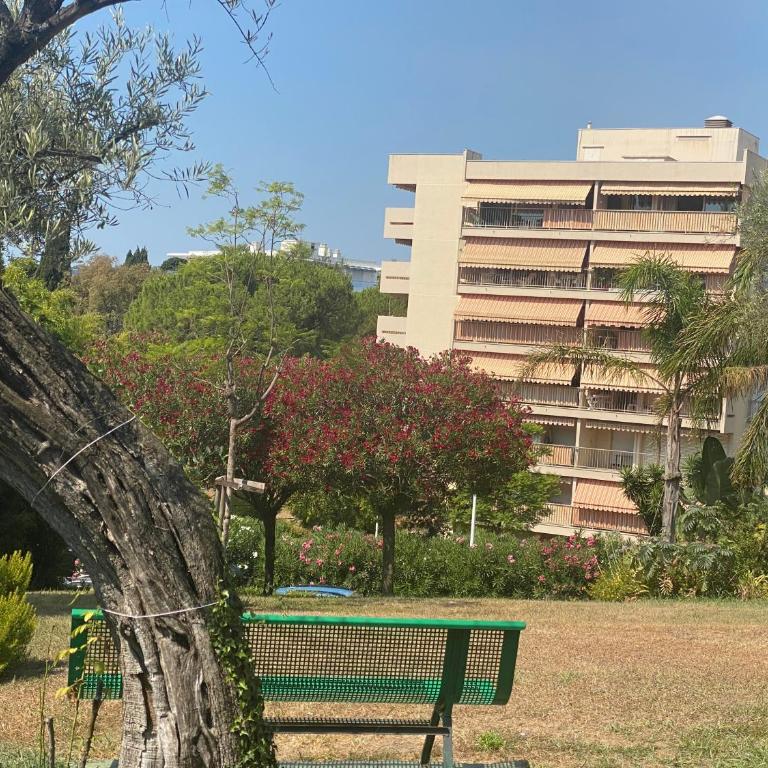 Appartement Juan-Les-Pins, 4 pieces, 80m2, Residence Luxe Piscine Tennis - Appartement 3 Chambres - 53