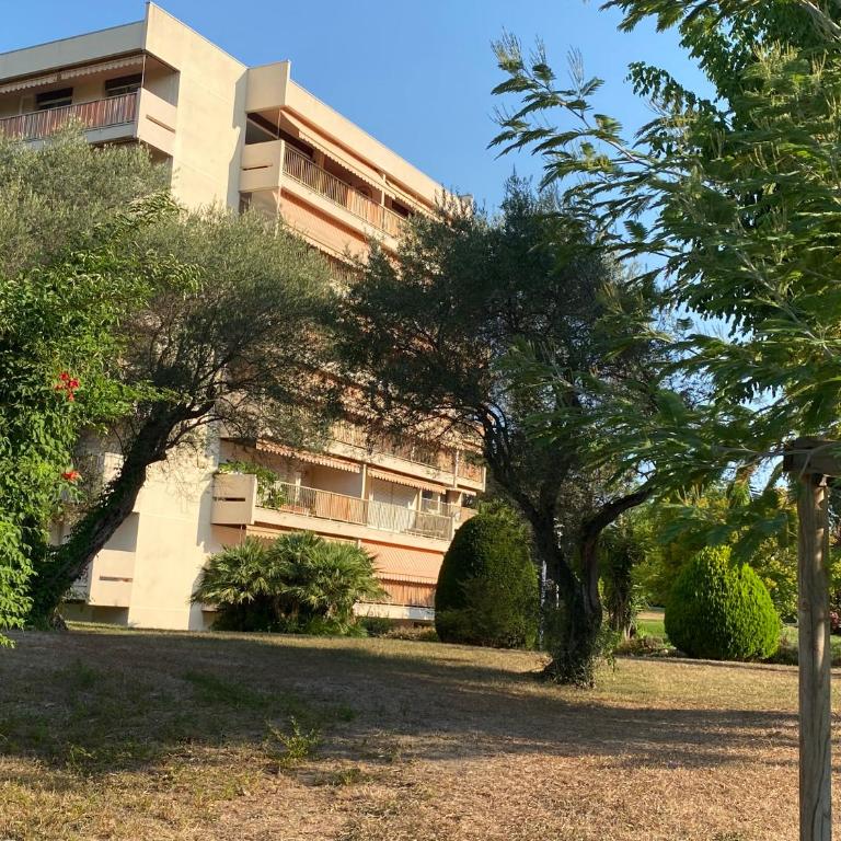 Appartement Juan-Les-Pins, 4 pieces, 80m2, Residence Luxe Piscine Tennis - Appartement 3 Chambres - 52