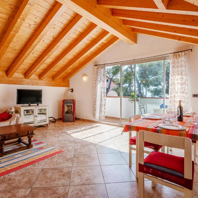 2 Bedroom Beach Front Apartment In Andora - Two-Bedroom Apartment - 3