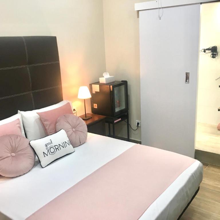 Front Arc - Double Room with Private Bathroom - 3