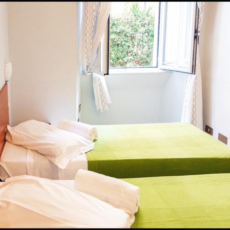 Român Holidays - Twin Room with Shared Bathroom - 1