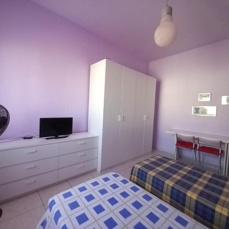 Affittacamere Appartamento colorato - Camera Queen con Bagno in Comune - 27