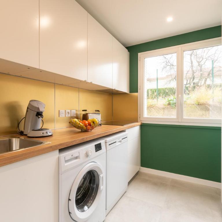 AMJA Proche clinique Saint-Roch apt 3 chambres 3 salles de bain parking gratuit idéal famille groupe coworking 10 min centre ville 10 min plage 5 min sortie autoroute - Three-Bedroom Apartment - 9