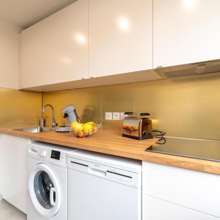 AMJA Proche clinique Saint-Roch apt 3 chambres 3 salles de bain parking gratuit idéal famille groupe coworking 10 min centre ville 10 min plage 5 min sortie autoroute - Three-Bedroom Apartment - 20