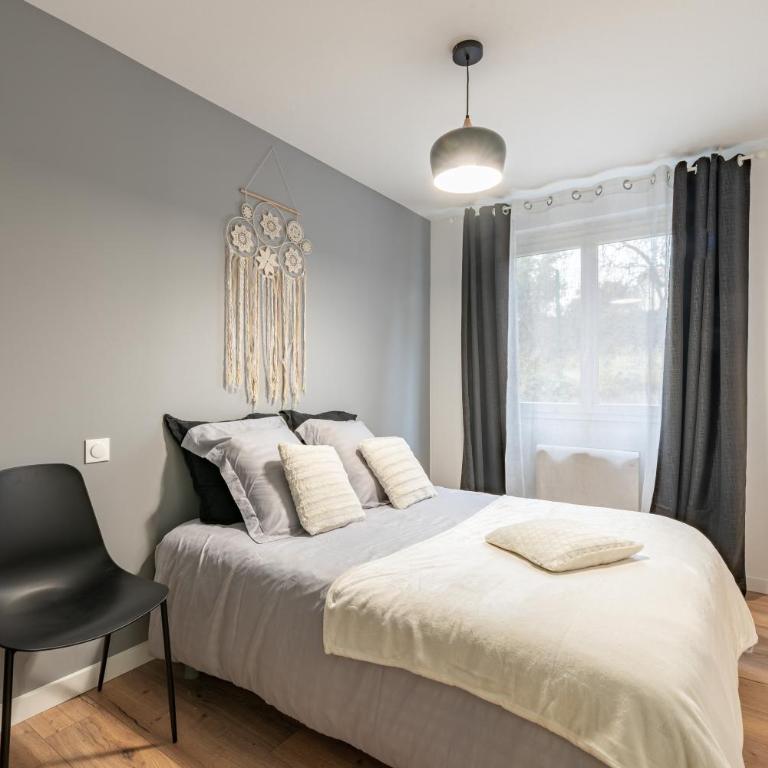 AMJA Proche clinique Saint-Roch apt 3 chambres 3 salles de bain parking gratuit idéal famille groupe coworking 10 min centre ville 10 min plage 5 min sortie autoroute - Three-Bedroom Apartment - 11