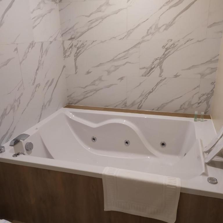 Motel Los Abedules - Habitación con cama grande y bañera de hidromasaje - 1