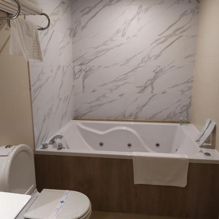 Motel Los Abedules - Habitación con cama grande y bañera de hidromasaje - 3