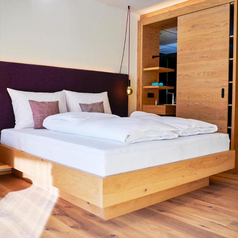 Wellness und Brunch Hotel MorgenZeit beheizter Naturteich Genuss Frühstück bis 13 Uhr Hochkönig Sommercard - Deluxe Junior Suite mit Balkon - 5