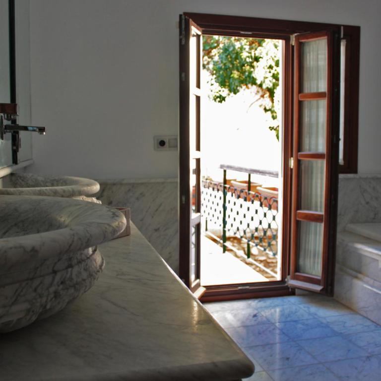 Suite Comares - Double Room with Alhambra View - 6