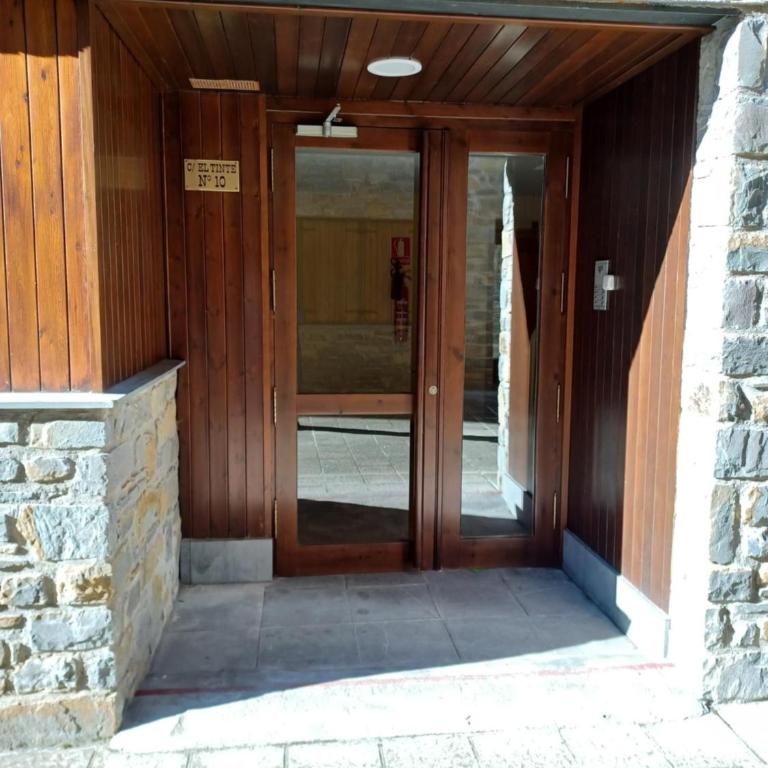 En el pleno centro de Biescas con garaje, ascensor, ventiladores y WiFi - Three-Bedroom Apartment - 23