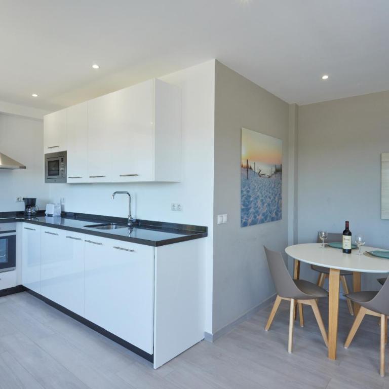 Bright & Modern 2 Bedroom Apartment 300m to the Beach - Marbella - Two-Bedroom Apartment - 6