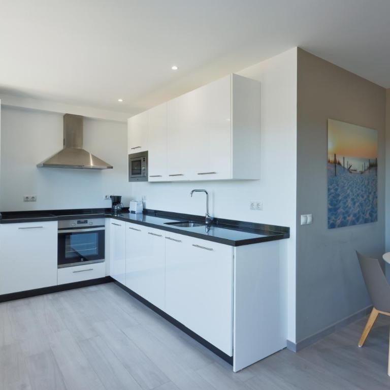 Bright & Modern 2 Bedroom Apartment 300m to the Beach - Marbella - Two-Bedroom Apartment - 8