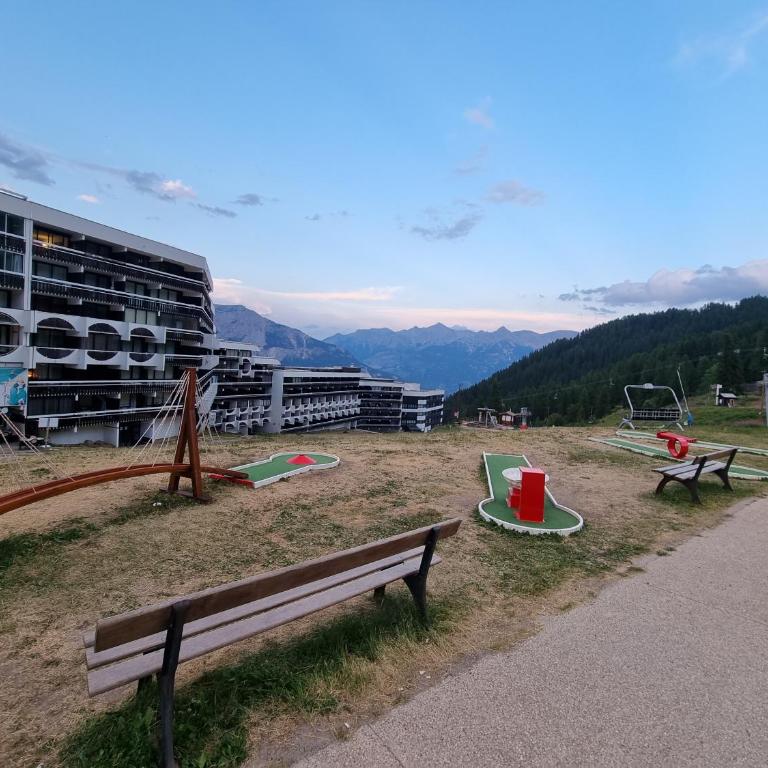 PUY SAINT VINCENT APPARTEMENT T2 BALCON SUPER PANORAMA AVEC PARKING PRIVE COUVERT et PISCINE L'ETE - One-Bedroom Apartment - 47