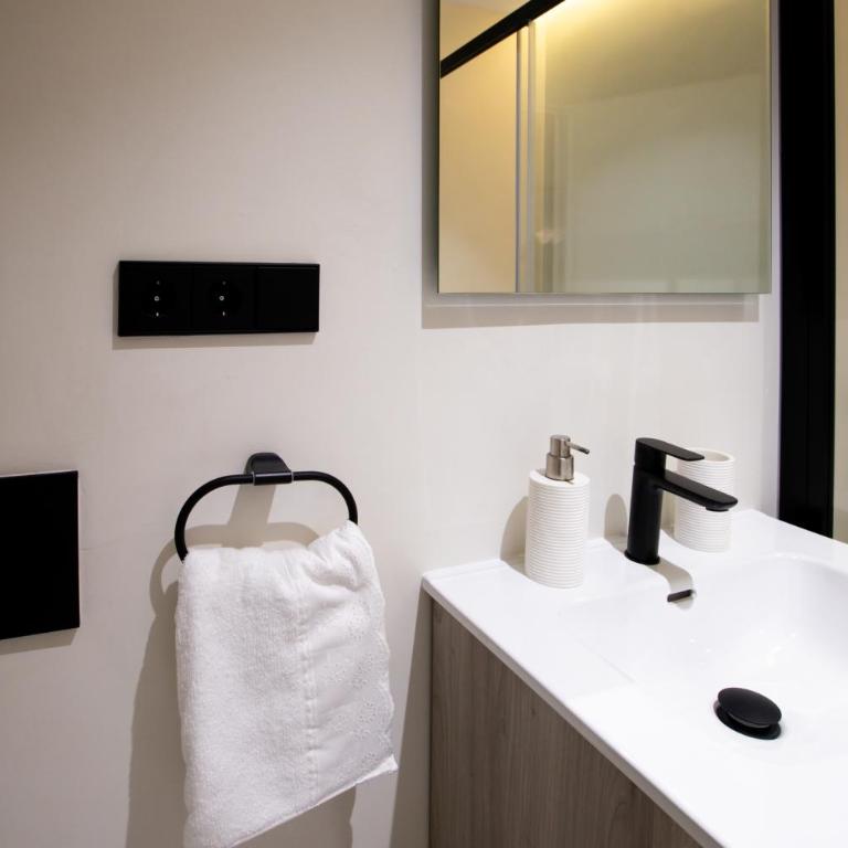 Gran Vía. Salud. Puerta del Sol. Callao. - Three-Bedroom Apartment - 19