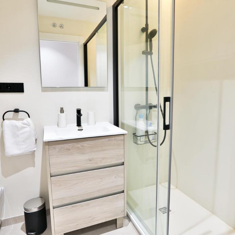 Gran Vía. Salud. Puerta del Sol. Callao. - Three-Bedroom Apartment - 35