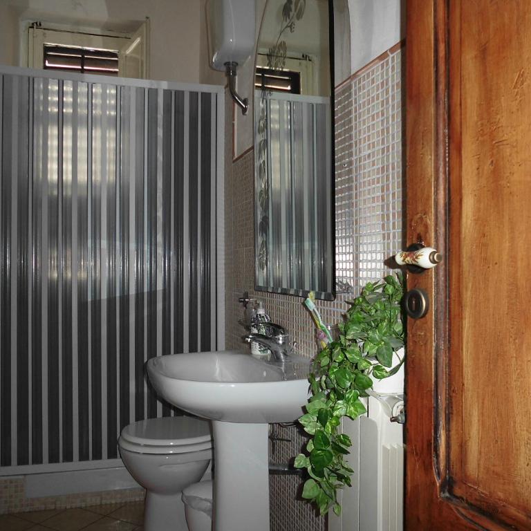 B&B Le 4 Stagioni - Camera Matrimoniale con Bagno in Comune e Balcone - 19