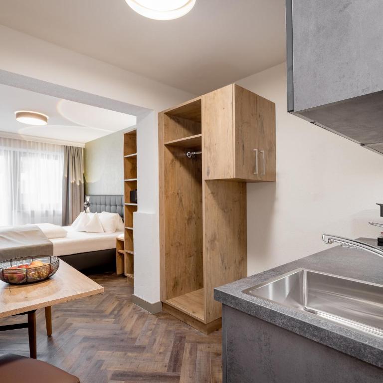 Regina Hotelsuites - Comfort Double Room with Balcony - 2