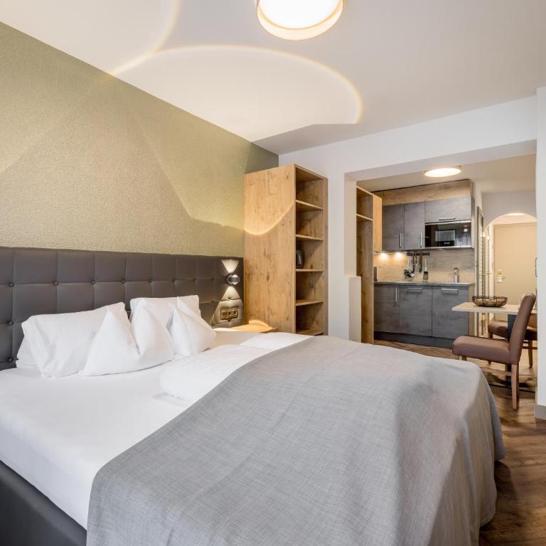 Regina Hotelsuites - Comfort Double Room with Balcony - 1