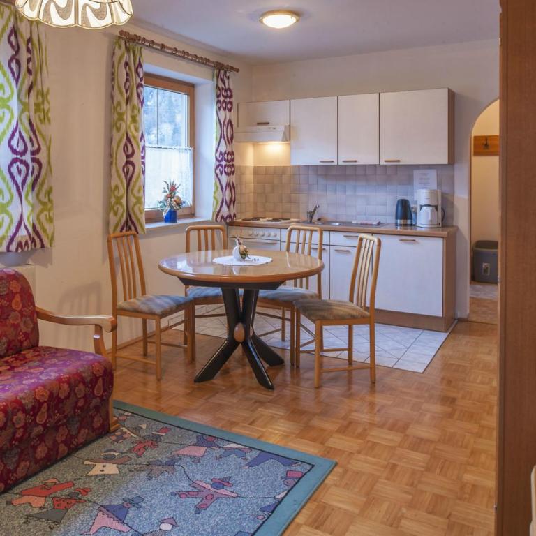Haus Schönegger - Großes Apartment mit 1 Schlafzimmer und Balkon - 1