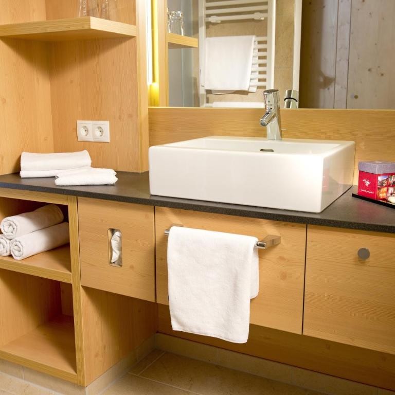 Hotel Tirolerhof 4 Sterne Superior - Junior Suite mit Dusche und Balkon - 1