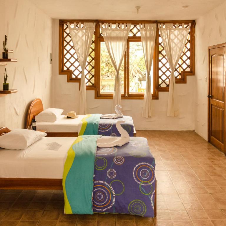 Galapagos Native - Family Room - 4