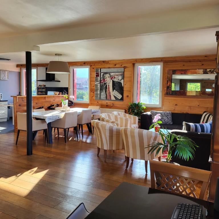 Dans un village savoyard a 1000 m d'altitude bel appartement spacieux de140m2 avec vue magnifique sur la montagne - Appartement avec Vue sur la Montagne - 1