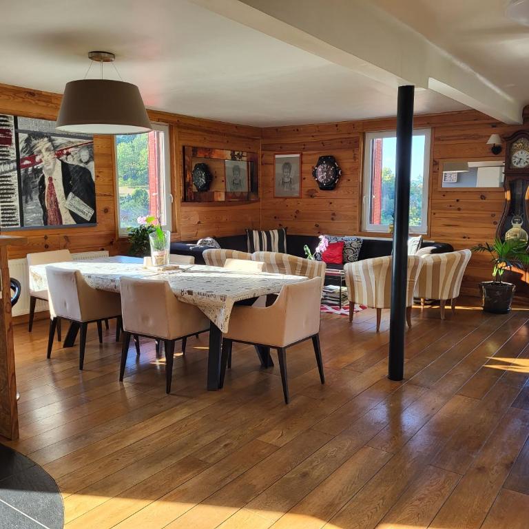 Dans un village savoyard a 1000 m d'altitude bel appartement spacieux de140m2 avec vue magnifique sur la montagne - Appartement avec Vue sur la Montagne - 7