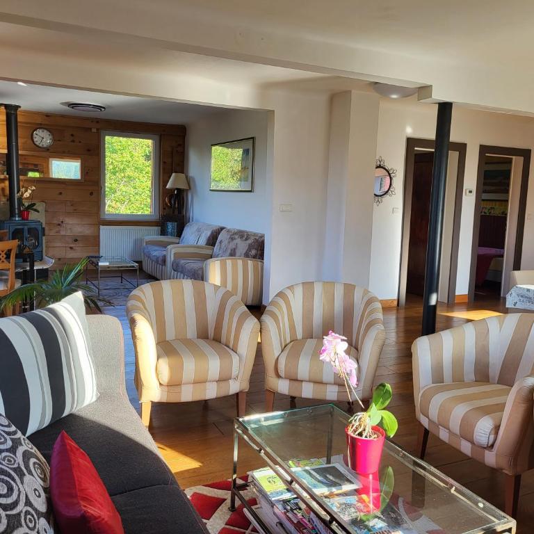 Dans un village savoyard a 1000 m d'altitude bel appartement spacieux de140m2 avec vue magnifique sur la montagne - Appartement avec Vue sur la Montagne - 11