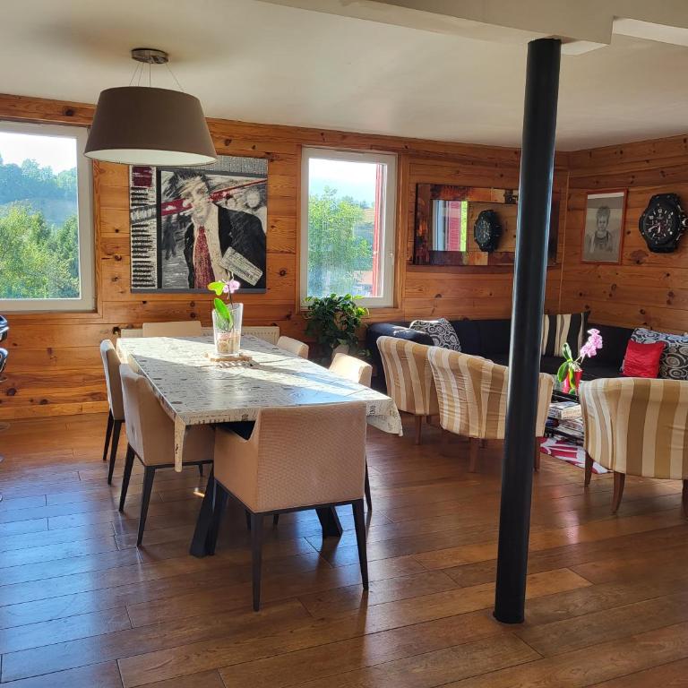 Dans un village savoyard a 1000 m d'altitude bel appartement spacieux de140m2 avec vue magnifique sur la montagne - Appartement avec Vue sur la Montagne - 8