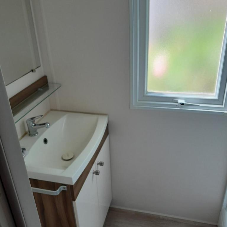 Grand mobilhome spacieux 8 places Fréjus avec piscine payante - Mobile Home - 9