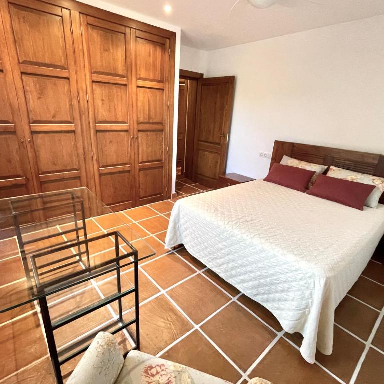 Villa de estilo español con jardín y piscina - Villa - 21