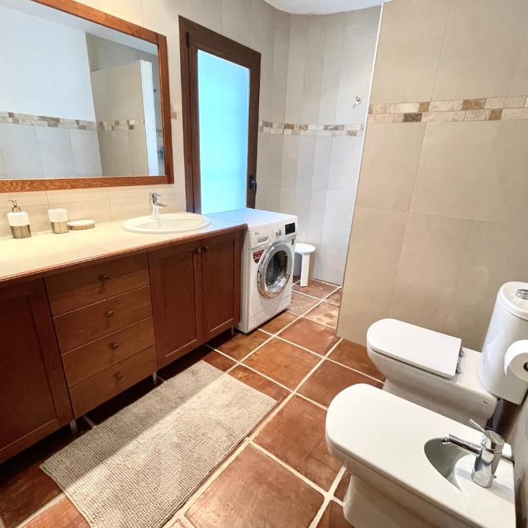 Villa de estilo español con jardín y piscina - Villa - 40