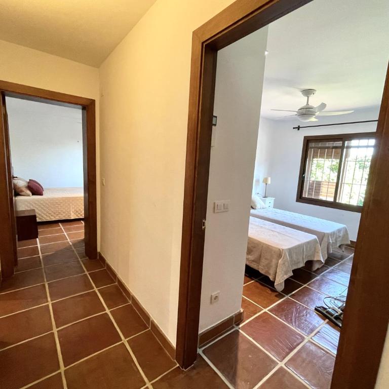 Villa de estilo español con jardín y piscina - Villa - 32