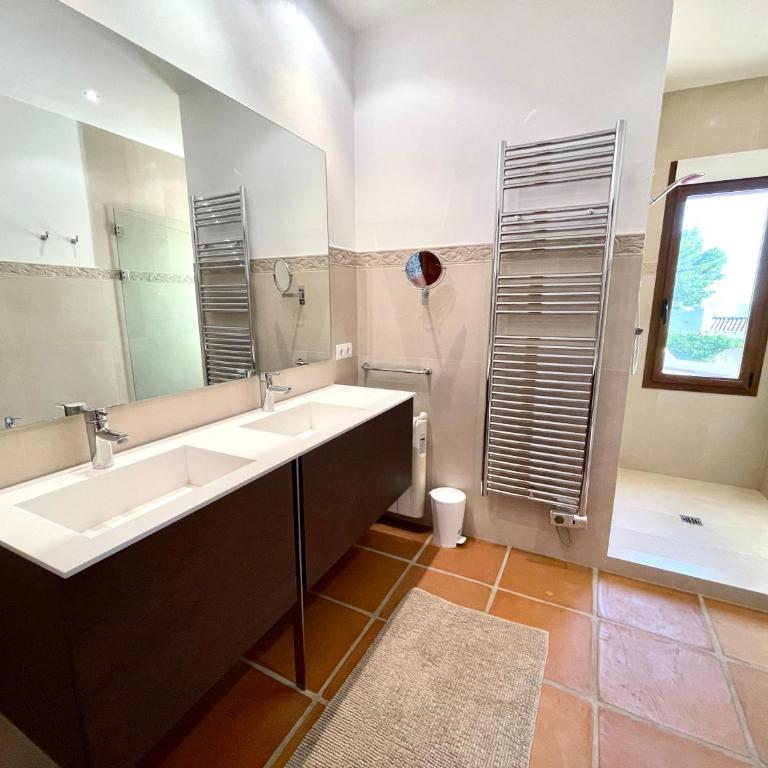 Villa de estilo español con jardín y piscina - Villa - 24