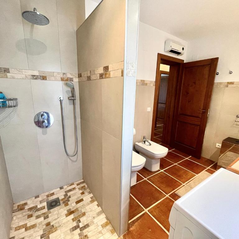 Villa de estilo español con jardín y piscina - Villa - 29
