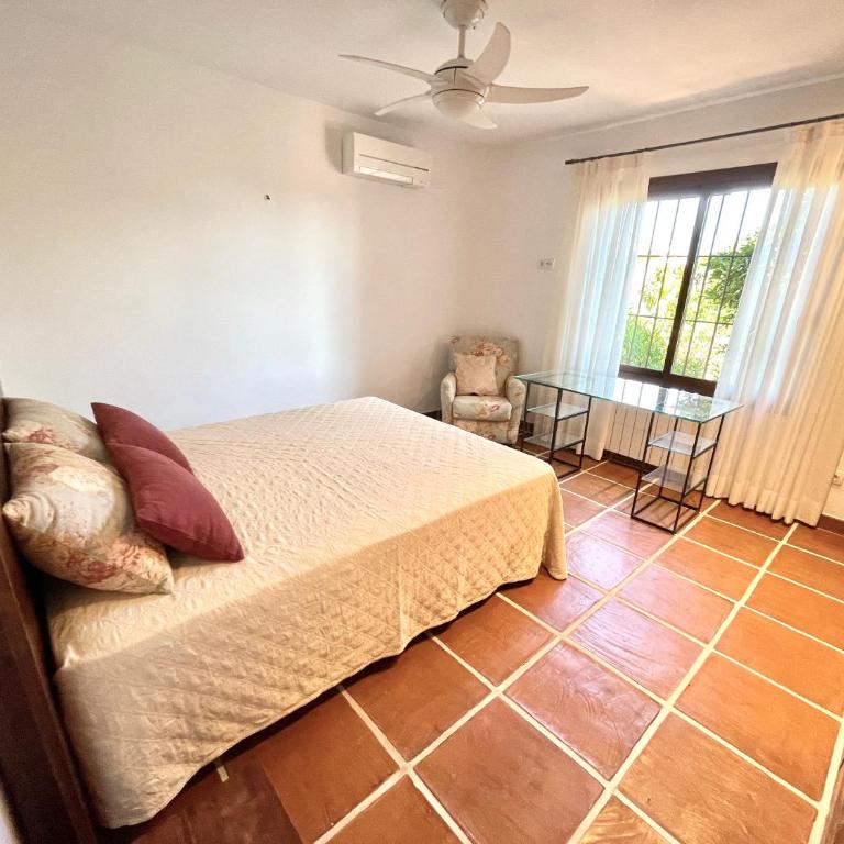 Villa de estilo español con jardín y piscina - Villa - 39