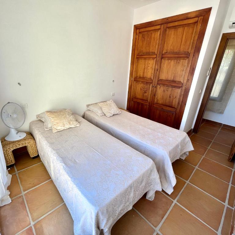 Villa de estilo español con jardín y piscina - Villa - 37